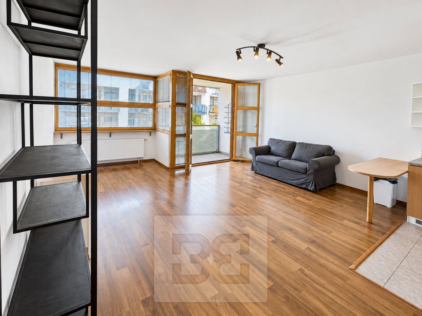 Světlý byt 1+kk s prostorným balkonem v moderní rezidenci u OC Nový Smíchov