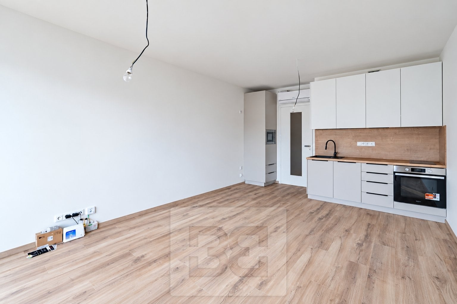 Pronájem bytu 1+kk 32 m², Praha - Hloubětín