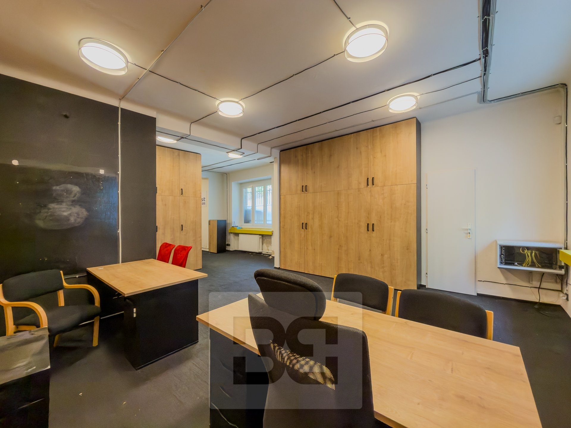 Renovated office with a storeroom and 2 parking spaces