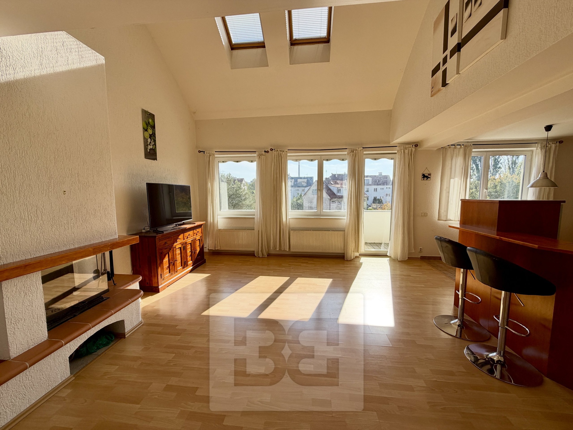 Spacious 5-Bedroom Duplex Apartment with Balcony, Sauna and Fireplace in Prague 5 – Košíře