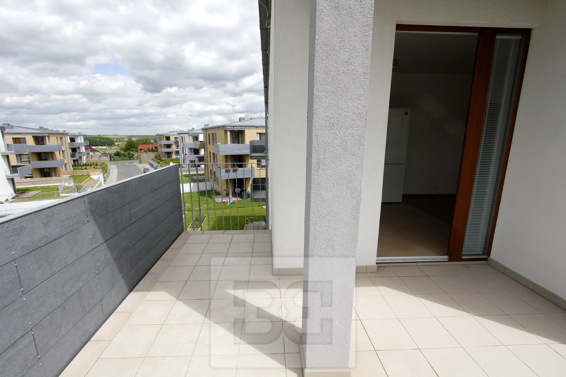 Bright 1-Bedroom Apartment with Balcony, Parking Space and Storage Unit | Zličínský Dvůr, Prague 5