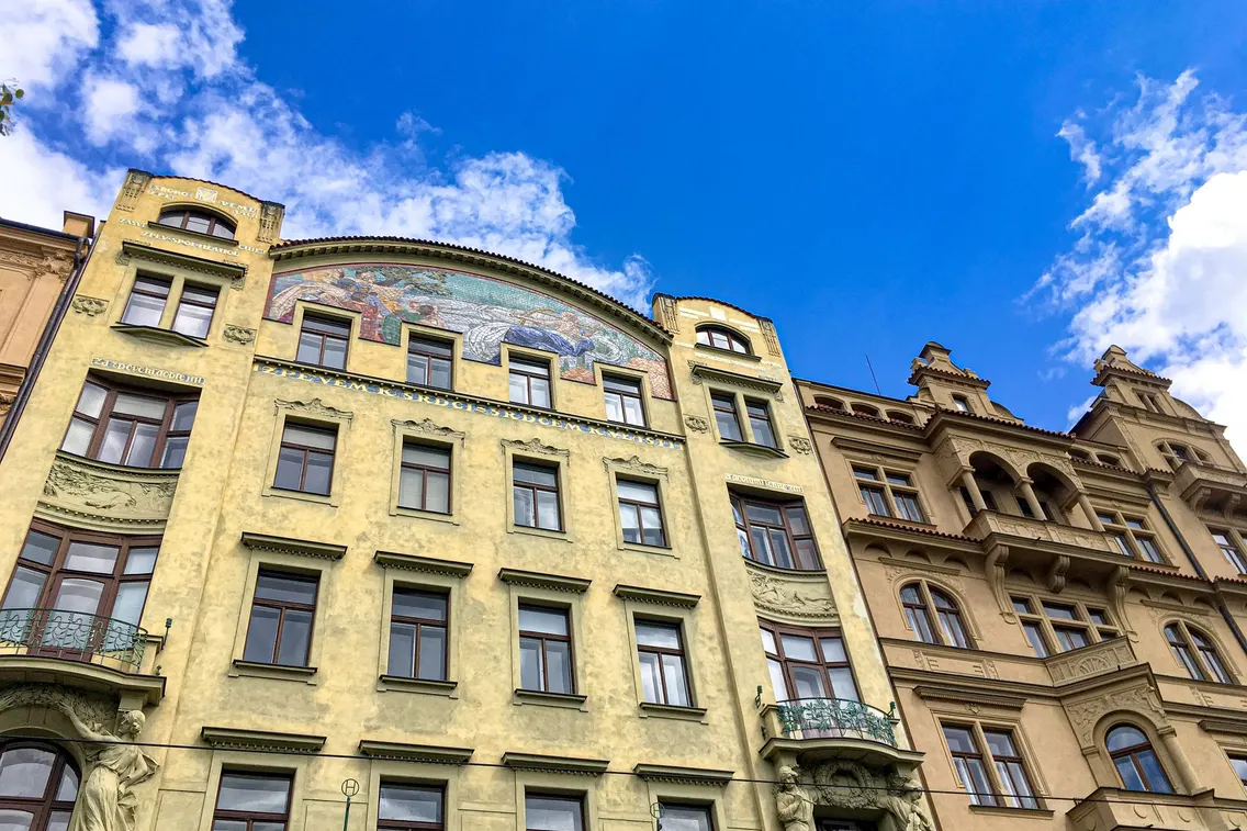 Jugendstil-Mietshäuser in Prag unter blauem Himmel