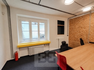 Renovated office with a storeroom and 2 parking spaces