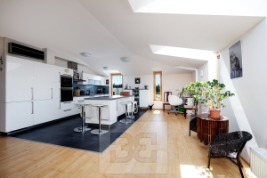 Prodej nadstandardního bytu 4+kk/GS/PS v centru prestižních Průhonic