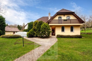 Rodinný dům v obci Kunice – klidné bydlení u Prahy s krásnými výhledy