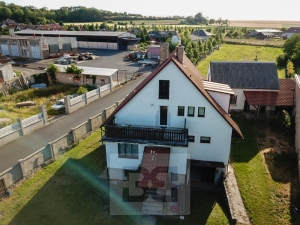 Prodej prostorného rodinného domu se zahradou a stodolou se dvěma bytovými jednotkami – Hrobce, okres Litoměřice