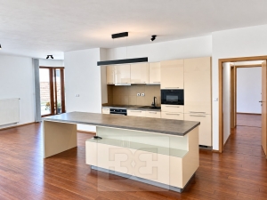 Pronájem nadstandardně světlého bytu 3+kk (109 m²) s obrovskou terasou – Praha 5, Košíře