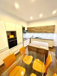 Pronájem zrekonstruovaného bytu 3+kk  ve vynikající lokalitě Prahy 8 – Kobylisy, ul. Na pěšinách