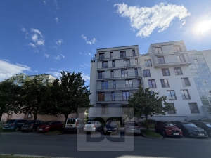 Designové bydlení s terasou, vlastním parkováním, sklepem a atmosférou, kterou si zamilujete