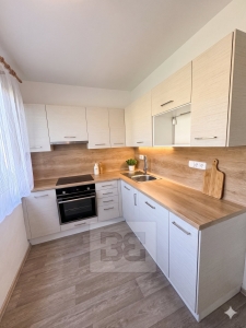 Pronájem vybaveného bytu 3+1 s balkonem, 84 m² – Luční, Strakonice