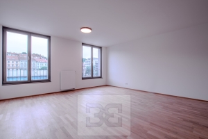 Modern 1-Bedroom Apartment (42 m²) in Smíchov