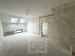 Byt 3+1 před rekonstrukcí v činžovním domě situovaný na náměstí v obci Štětí, ul. Krátká