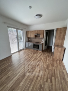 Světlý ateliér 25 m², Novovysočanská, Libeň.