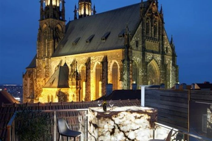 Pronájem luxusního zařízeného mezonetového bytu 1+kk s klimatizací a střešní terasou v historickém centru města s možností parkování