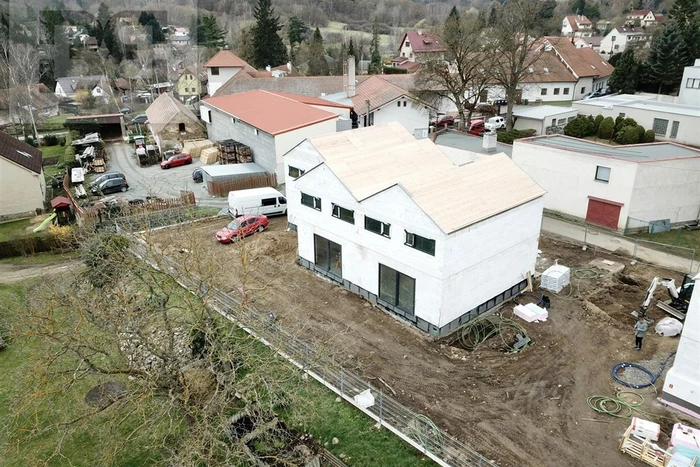Bytové jednotky ve dvou rodinných domech v lukrativní lokalitě u Prahy – obec Kamenice, část obce Ládví, okres Praha - východ