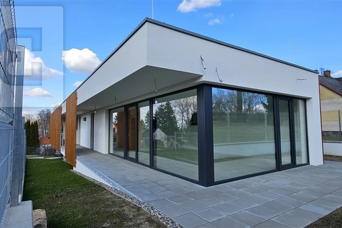 Unikátní rodinný dům 4+kk v obci Čenětice, okres Praha – východ