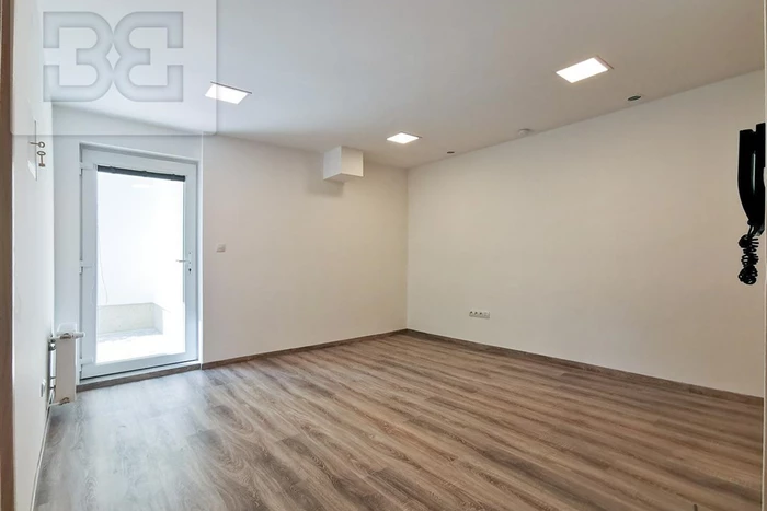 Pronájem ateliéru 32 m² s parkovacím stáním.