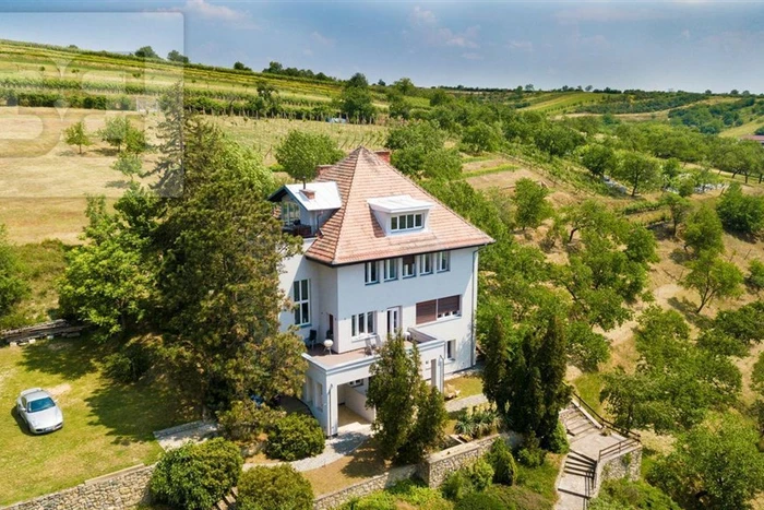 Beautiful renovated villa on a unique place in Nosislav