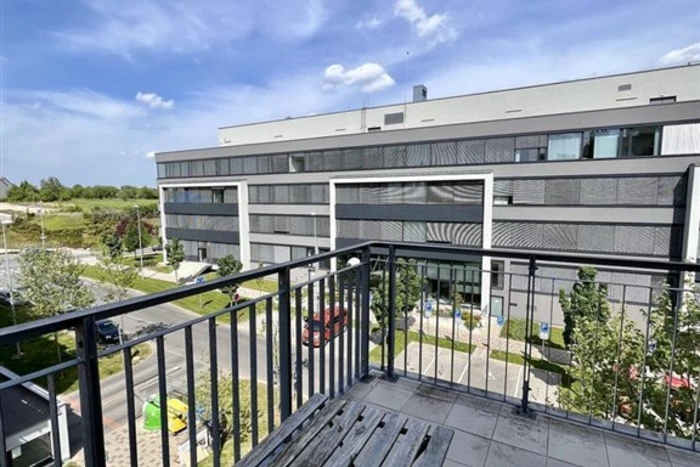 Modern 1-bed apartment with front garden in British district residence in Prague 5