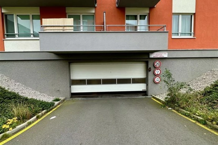 Pronájem garážového stání 15 m²