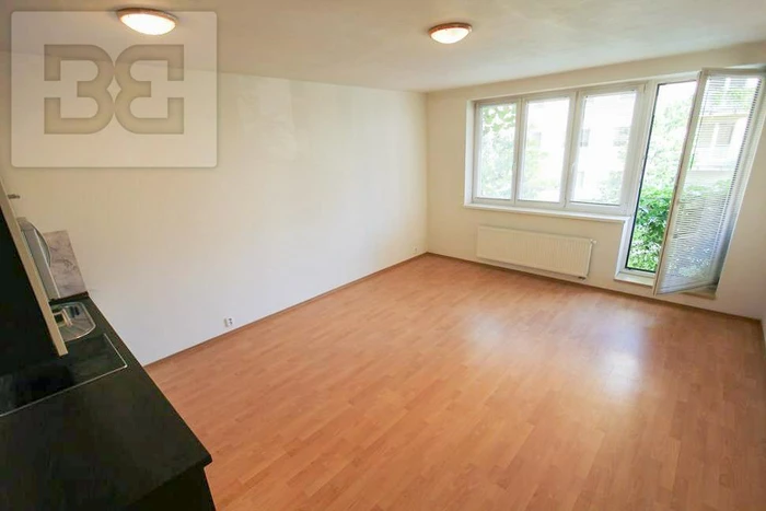 Moderní 1+kk s garážovým stáním na Slunečném vršku, Praha 10-Hostivař