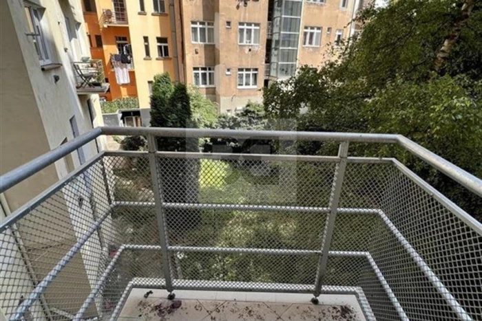 Pronájem světlého bytu 1+1 s balkónem, Kyjevská ulice, Praha 6- Dejvice