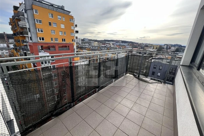 Útulný byt 1+kk s nádherným výhledem, balkón 8 m2, Praha 9, Pod Harfou - Vysočany