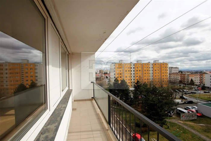 Prostorný a světlý byt 3+kk s balkónem, ulice Střelničná - Praha 8 (u metra Ladví)